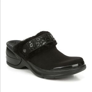 BZEES Kismet Black Faux Fur Lined Clog